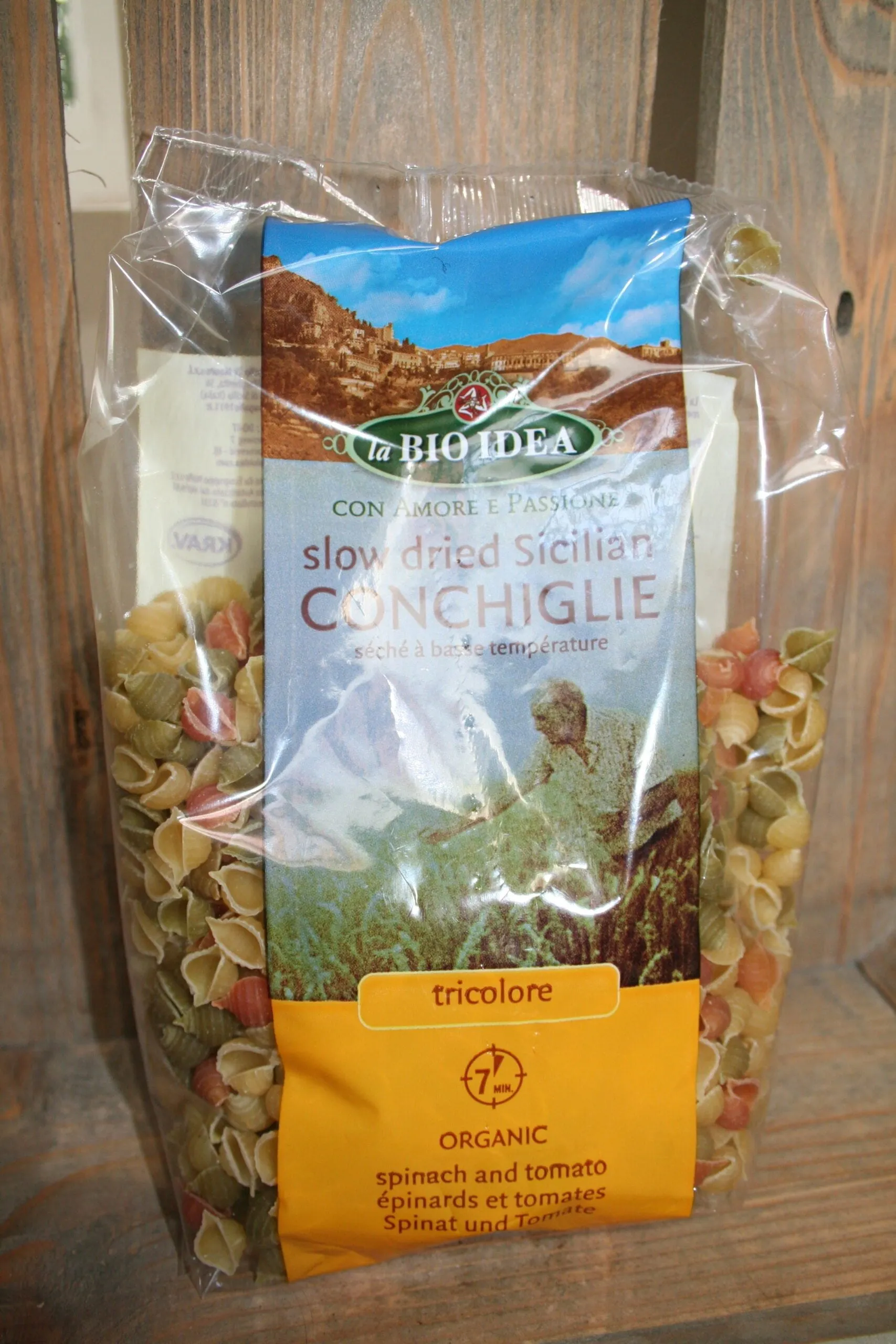 La Bio Idea slow dried organic Sicilian Conchiglie pasta tricolore spinahc & tomato