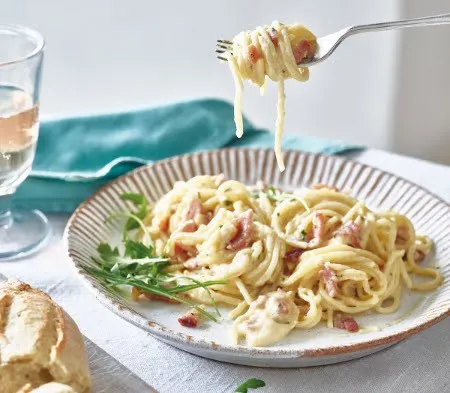 Cook spaghetti carbonara