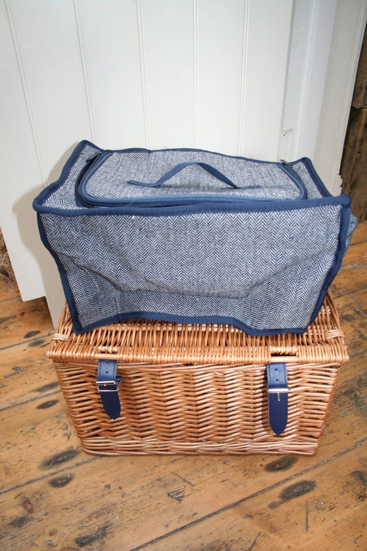 picnic hamper